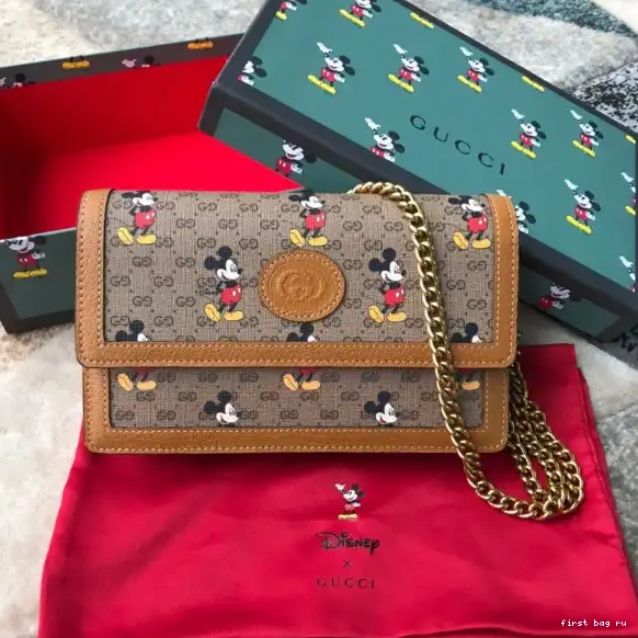First bag ru Chain GG Disney x Gucci Wallet 0523